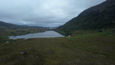 Schottland-Hochland,-Insel-Skye,-Vereinigtes-Königreich.-Verkleinern-Des-Sees