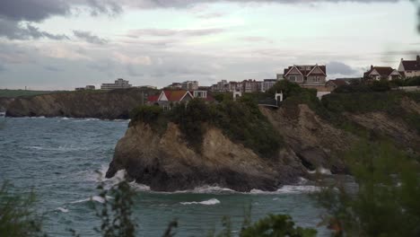 Wellen,-Die-Abends-Bei-Flut-Auf-Einen-Felsen-Treffen