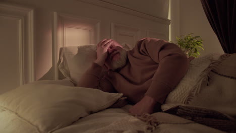 anciano tratando de dormir