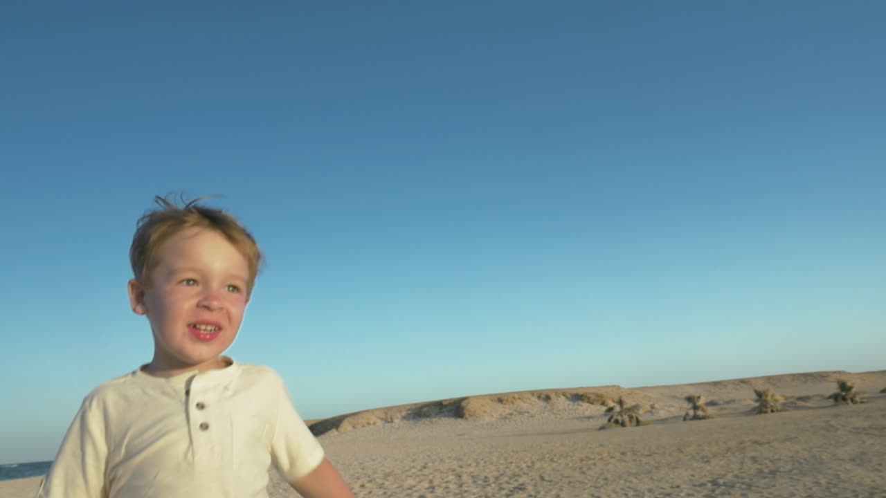 아들이 아버지에게 달려갑니다.