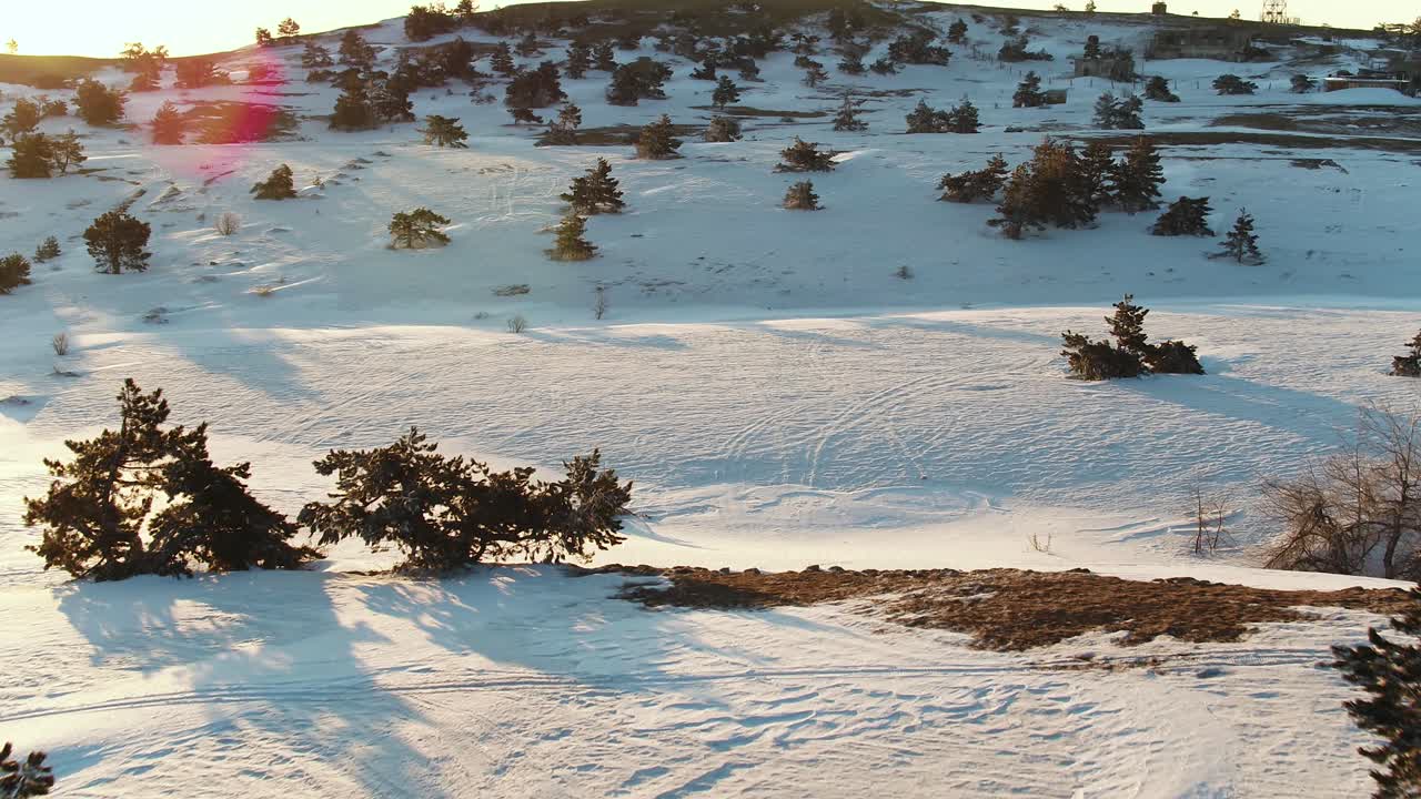 paisaje montañoso nevado al amanecer o al atardecer
