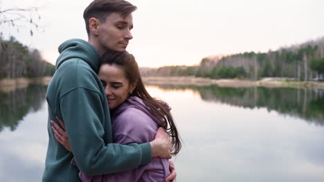 pareja abrazándose después de los deportes
