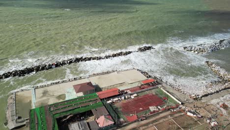 vista aérea de la costa destruida de marina di pisa después de la tormenta, italia