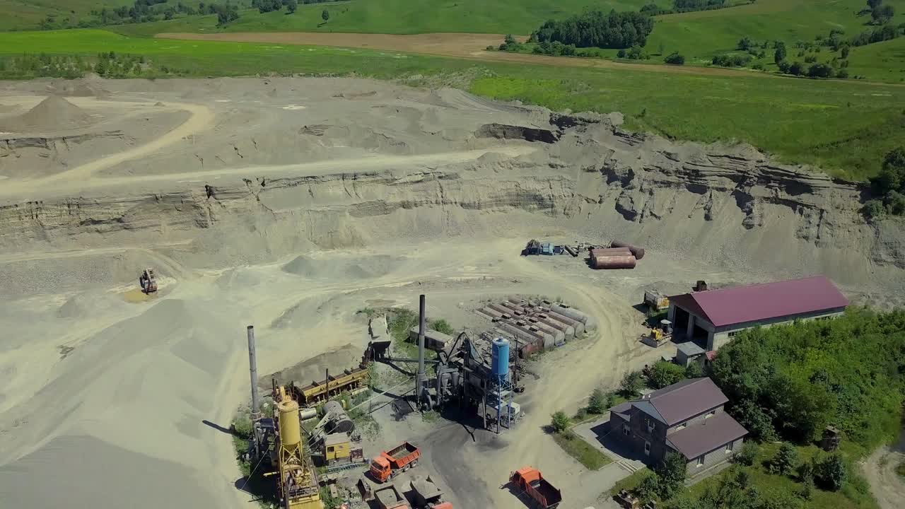 vuelo a bajo nivel sobre el bosque y las montañas de campo sobre la cantera de arena donde se lleva a cabo el trabajo de producción