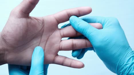 masaje de manos por un profesional de la salud