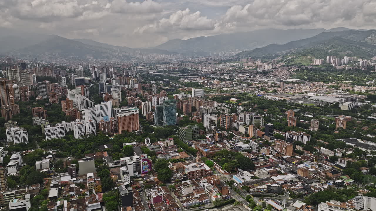 Medellín, Colombia, sorvolo aereo con drone v11 su Lalinde che cattura il paesaggio urbano di El Poblado, Patio Bonito, Astorga, Guayabal e Campo Amor e il paesaggio montuoso - Ripreso con Mavic 3 Cine - Novembre 2022.