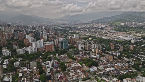 Medellin-Colombia-Vuelo-Aéreo-V11-Drone-Lalinde-Capturando-El-Paisaje-Urbano-De-El-Poblado,-Patio-Bonito,-Astorga,-Guayabal-Y-Campo-Amor-Y-Paisaje-Montañoso---Filmado-Con-Mavic-3-Cine---Noviembre-De-2022