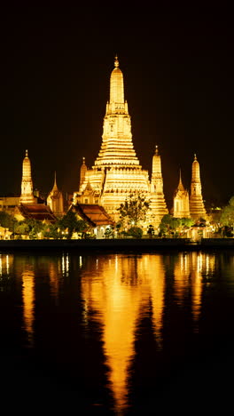 wat arun at night with reflection