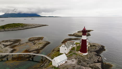 Vista-Aérea-Del-Faro-De-Tranoy-Y-Las-Tranquilas-Aguas-Del-Mar-De-Noruega-En-Hamaroy,-Nordland,-Noruega