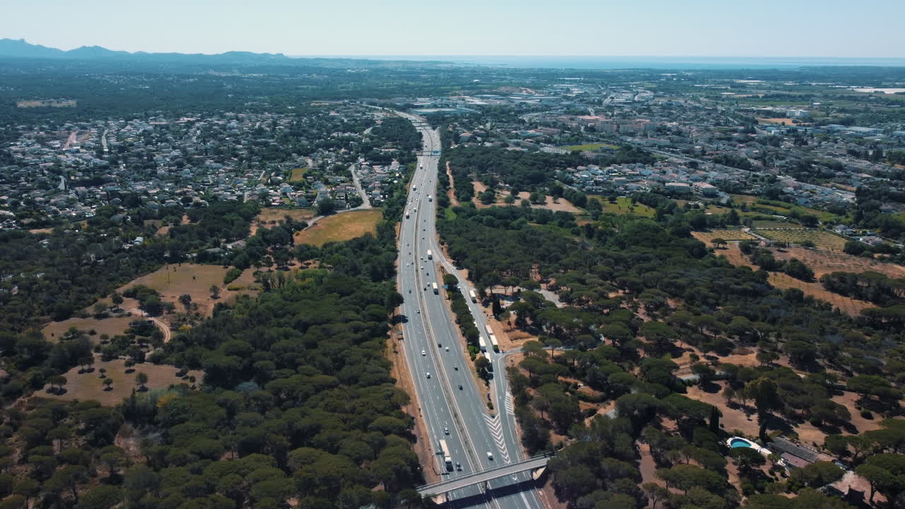 교외 풍경을 통한 고속도로 공중 전망