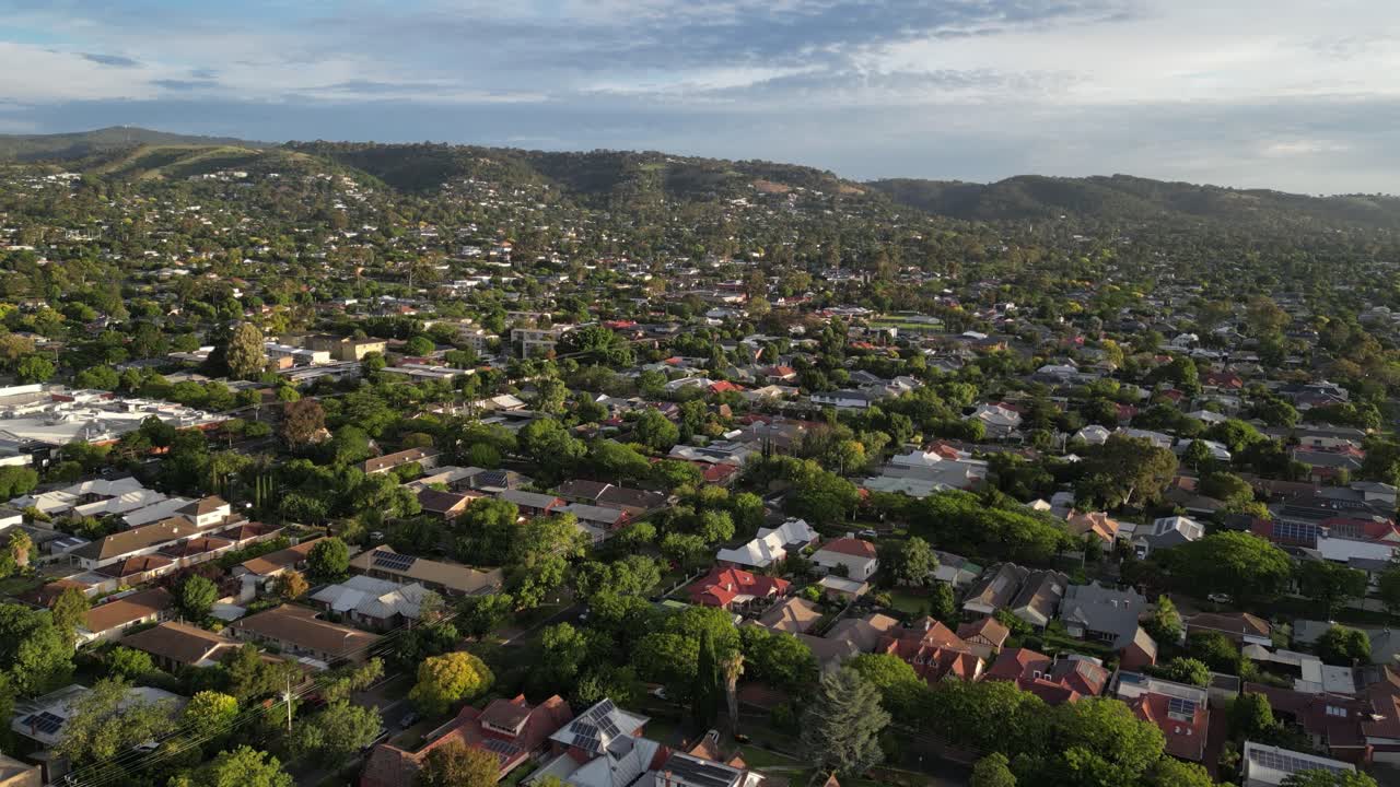 drone disparado sobre el suburbio de la ciudad panorámica de la ciudad de adelaide, australia del sur