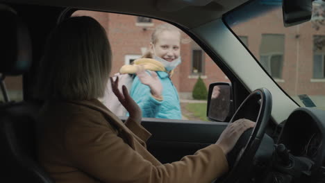mom brought her daughter to school by car