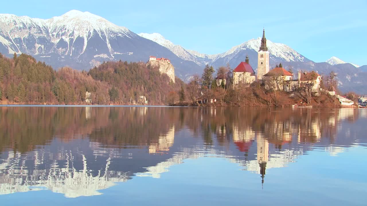 Una chiesa sorge su un'isola nel lago di Bled, Slovenia