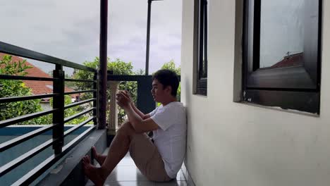 Man-sitting-on-the-floor-and-talks-to-himself-with-hand-gestures