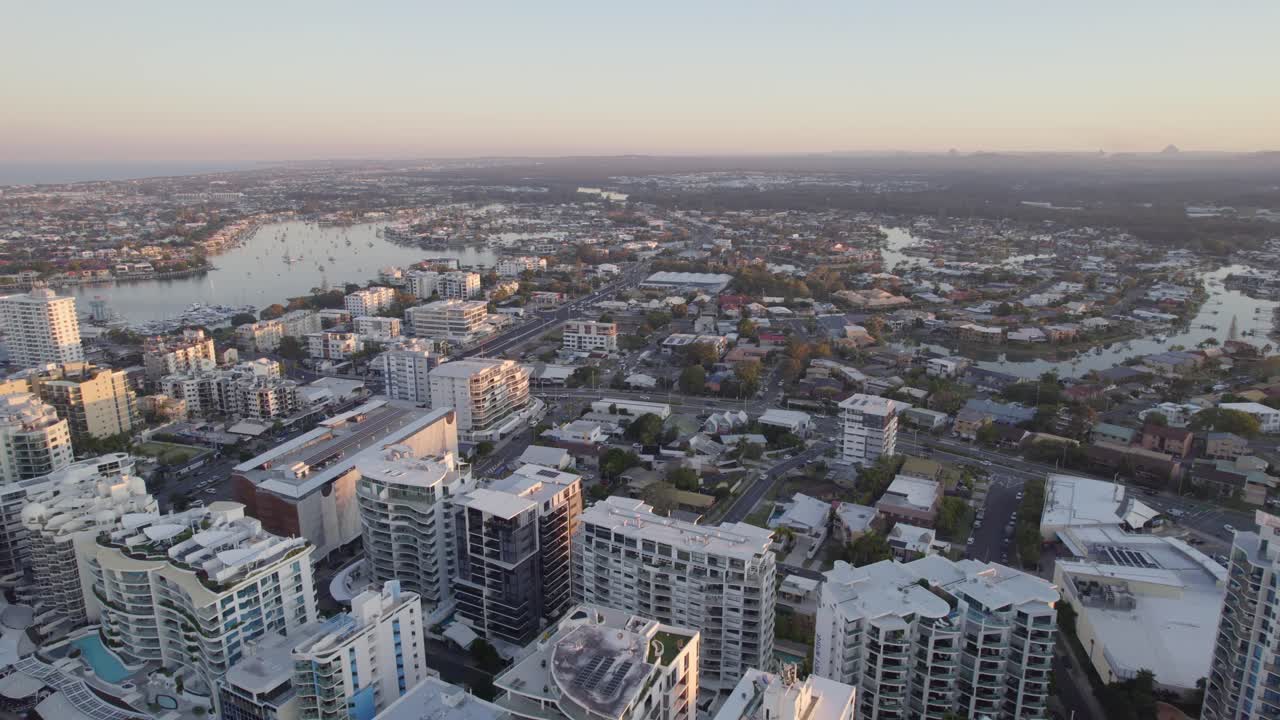 Ảnh chụp từ trên không các tòa nhà khách sạn và căn hộ dọc bãi biển Mooloolaba, Queensland, Úc
