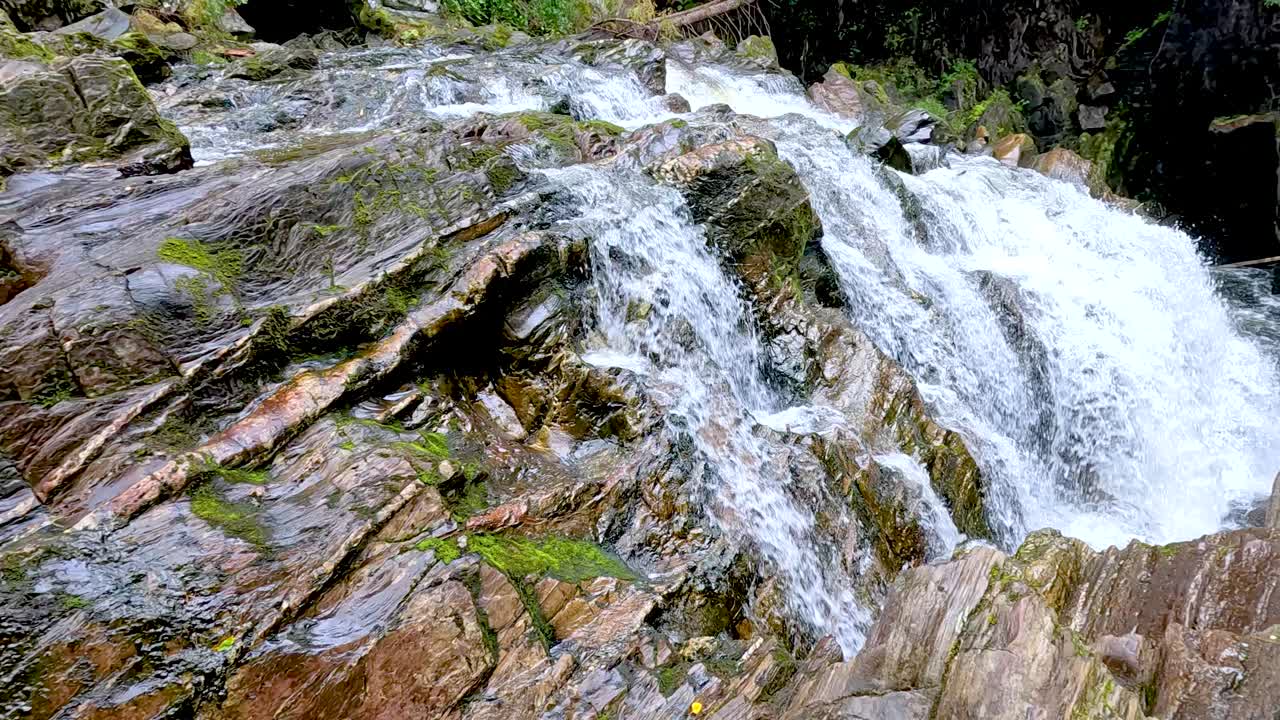 un arroyo en cascada sobre las rocas de la ermita