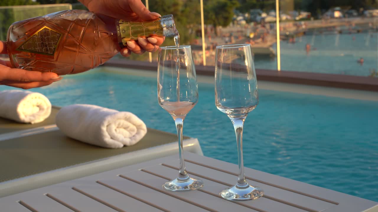 два бокала у бассейна на роскошной вилле в хорватии
