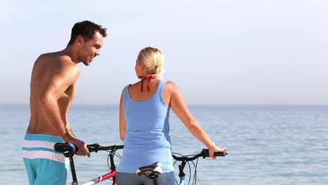 Man-and-woman-pointing-to-the-sea