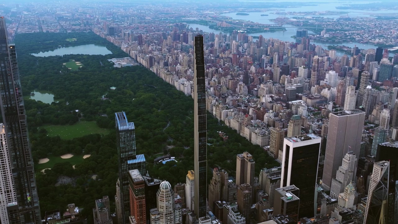 Panoramisk dronekreds, der fanger Billionaires Row-tårnene i downtown New York.