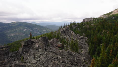 Einzigartiger-Schroffer-Felsrücken-In-Der-Bergwildnis-Von-British-Columbia,-Luftaufnahme