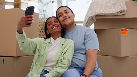 Glückliches-Paar,-Immobilien-Und-Lächeln-Für-Selfie