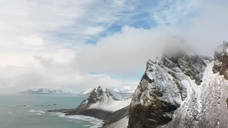 Luftaufnahmen-Einer-4K-Drohne-Bieten-Einen-Einzigartigen-Blick-Auf-Islands-Ikonischen,-Hoch-Aufragenden-Gipfel-Und-Die-Umgebende-Landschaft