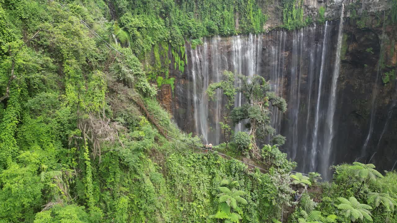 una cascada geológica única, la pintoresca tumpak sewu en java, india