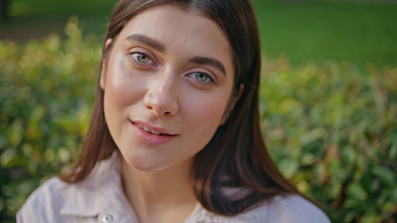 dama sonriente disfruta del parque de ocio mirando la cámara de cerca. retrato mujer alegre