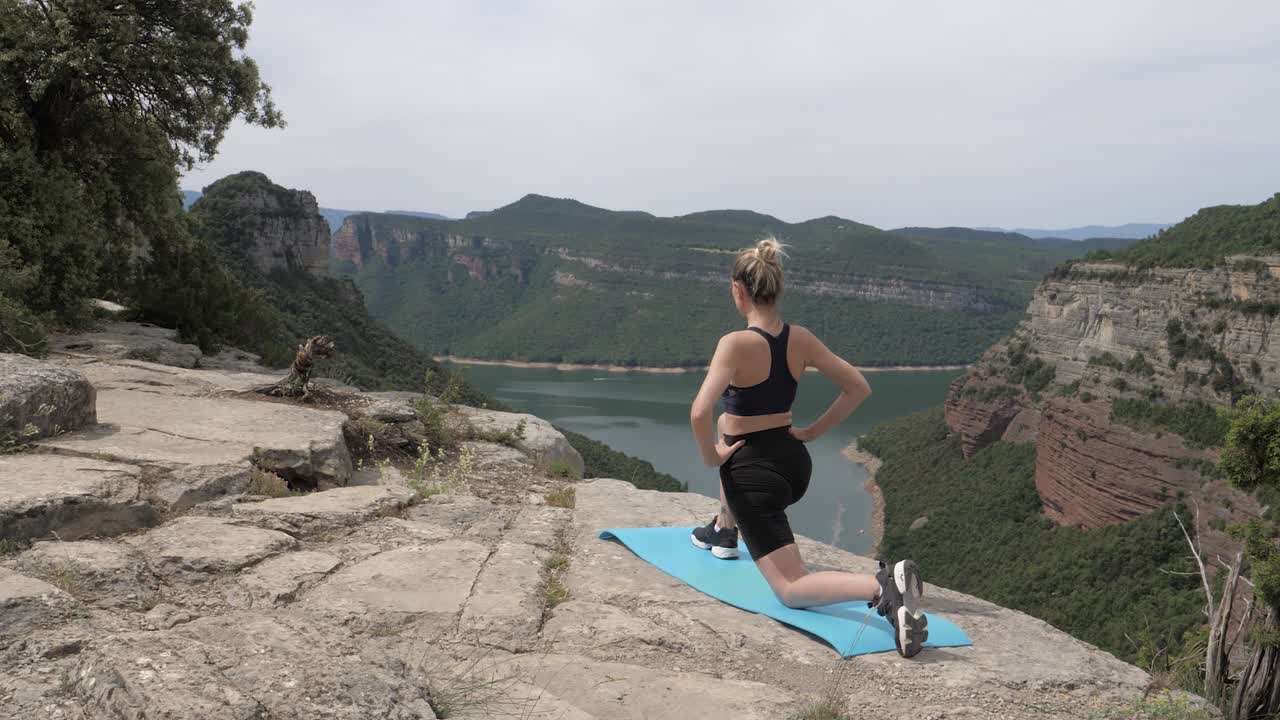 chica estirando el pie derecho 60fps