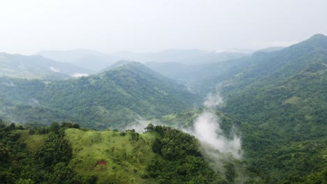 vista de video de drones de picos de montañas con paisaje de nubes