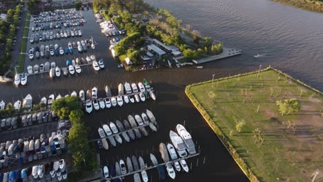 San-Isidro-Yacht-Club-Am-Fluss-Rio-De-La-Plata-Bei-Sonnenuntergang,-Buenos-Aires-In-Argentinien