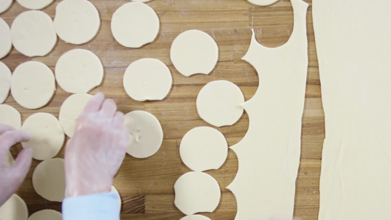 приготовление выпечки из теста