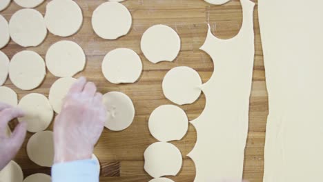 preparación de pasteles con masa