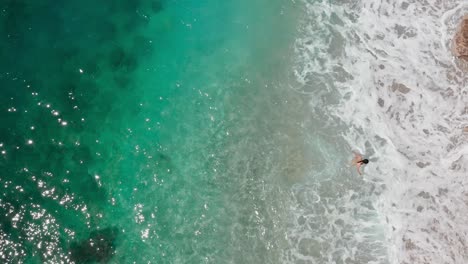 Mädchen-Genießt-An-Einem-Sonnigen-Tag-Den-Paradiesischen-Strand-Mit-Kristallklarem-Wasser