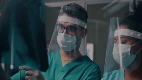 profesionales médicos que revisan las radiografías