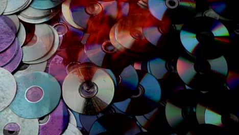 los discos compactos se derriten bajo la poderosa llama caliente del fuego