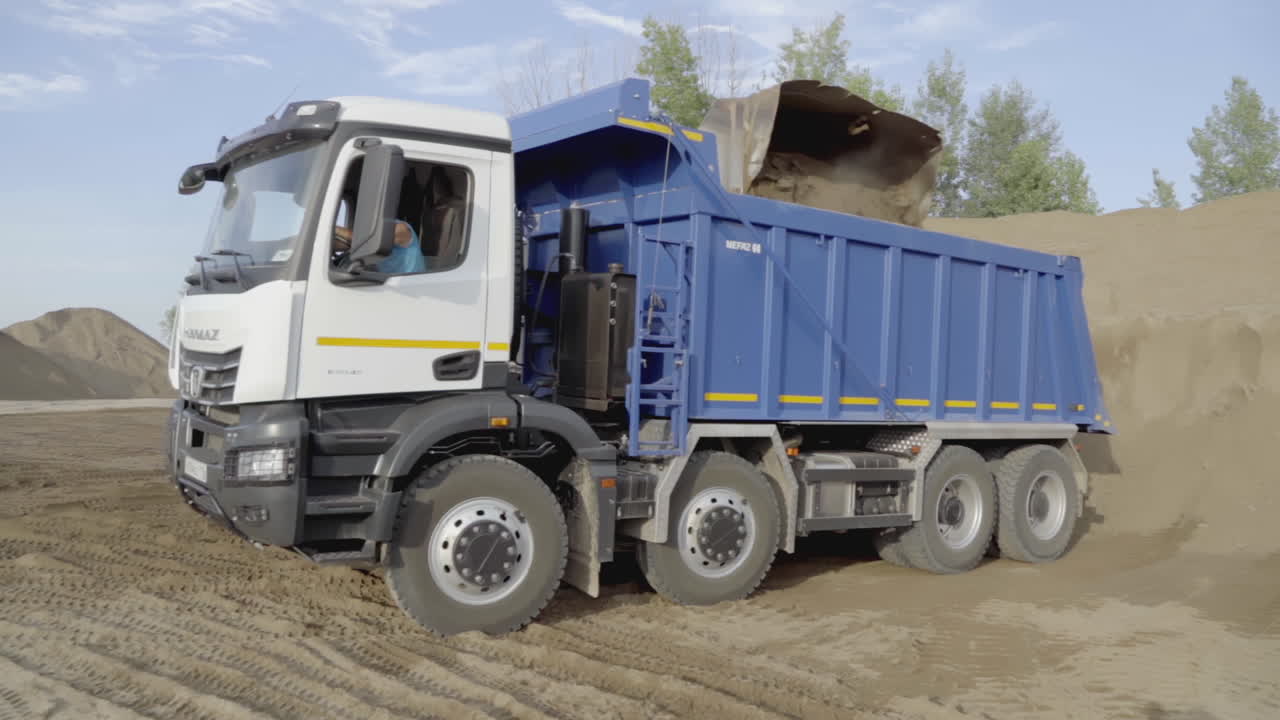 덤프 트럭이 모래를 실어 넣는