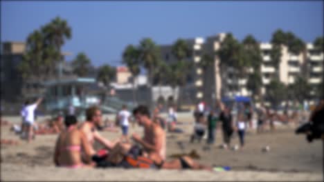 gente borrosa en la playa de venecia