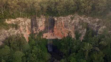 Purling-Brook-Falls-Filmada-Con-Un-Dron-En-Posición-Vertical,-Australia