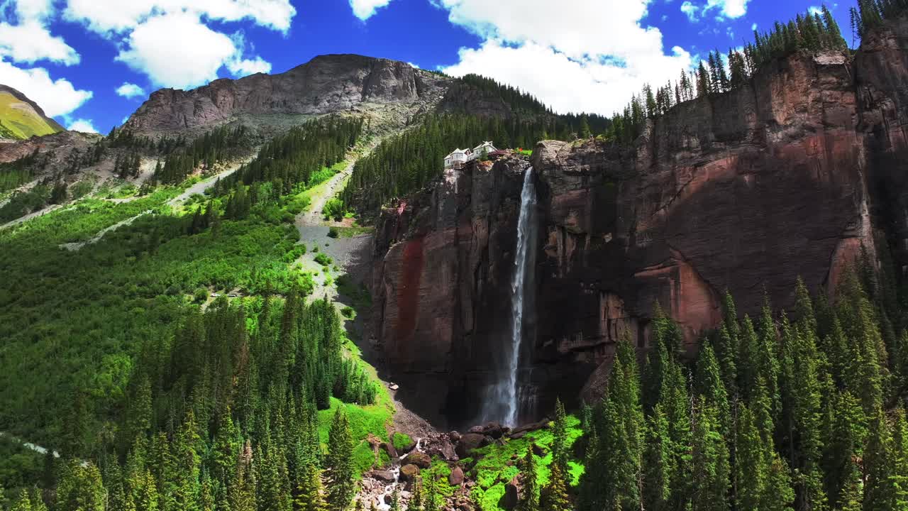 텔루라이드 신부 베일 폭포 콜로라도 파워 플랜트 하우스 공중 드론 빛 여름 그린 박스 캐니언 블랙 베어 패스 로드 바위 산 4wd 파란 하늘 절벽 uncompahgre 숲