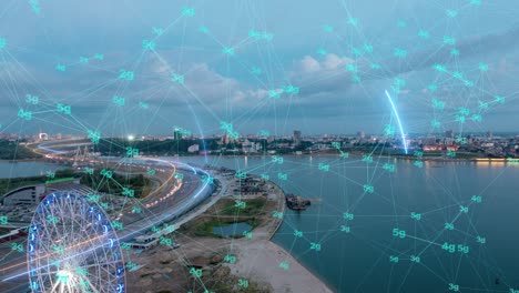 la ciudad inteligente imágenes aéreas de drones hologramas arcos de información que se forman durante la comunicación de red red futurista red y tecnología 5g drone baja luz 4k. bucle de video, lapso de tiempo