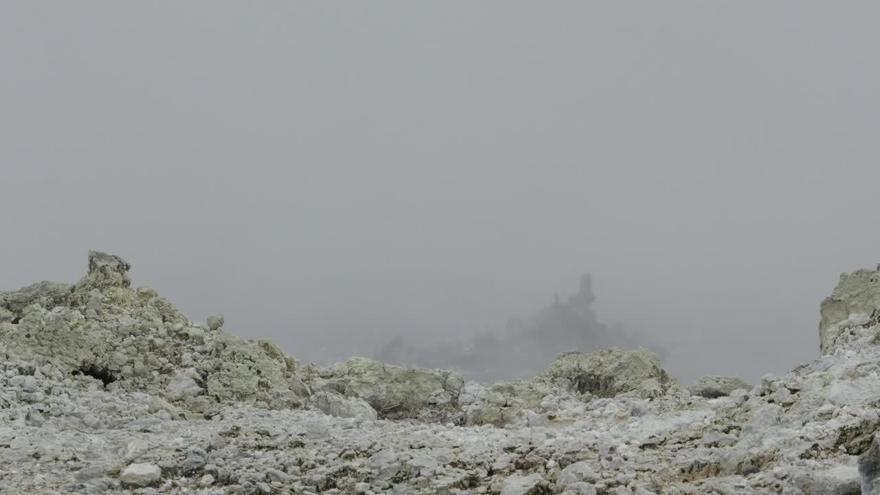 ⁇ 는 뜨거운 지열 화산 진 ⁇  수영장, 클로즈업  ⁇  증기 호수 거품 진 ⁇ 과 증기