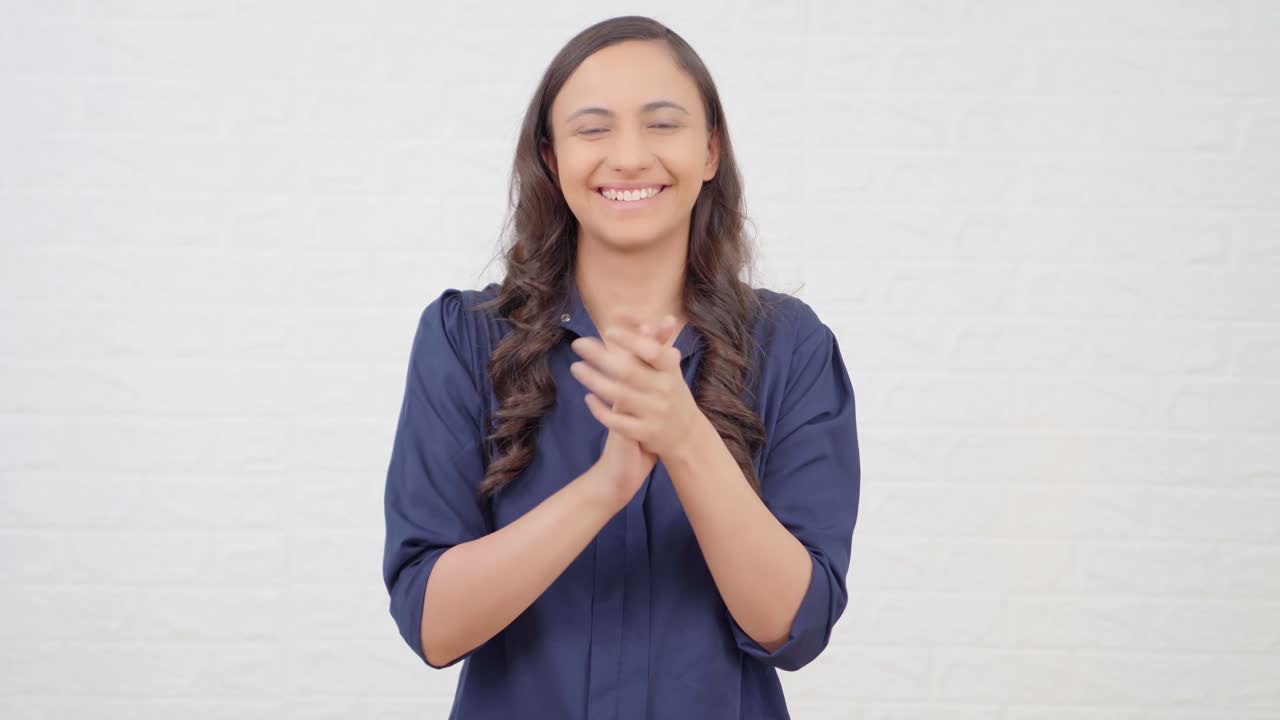 Chica india aplaudiendo y mostrando agradecimiento
