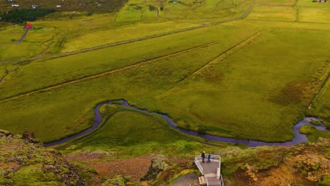 Luftaufnahme-Von-Touristen,-Die-Von-Den-Klippen-Aus-Einen-Atemberaubenden-Panoramablick-Auf-Die-Landschaft-Genießen