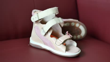 niños con parálisis cerebral zapatos ortopédicos en el sofá