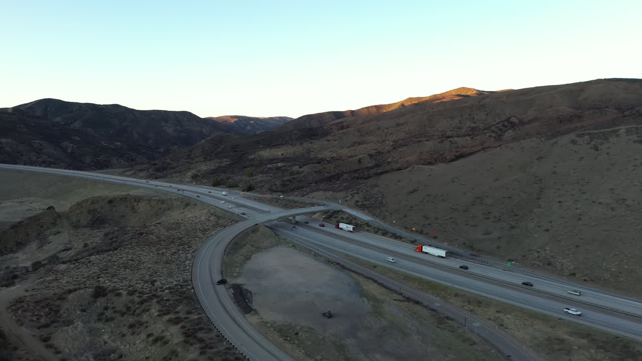 Coches y camiones circulan por el paso Grapevine que conecta el condado de Los Ángeles y el Valle Central de California