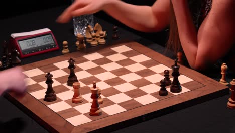 Zwei-Nicht-Wiederzuerkennende-Frauen-Spielen-Den-Letzten-Teil-Des-Schachspiels-Und-Schütteln-Sich-Die-Hände