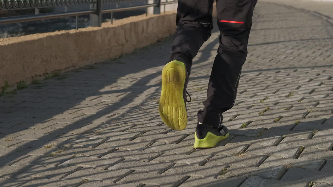 persona que camina por un camino pavimentado