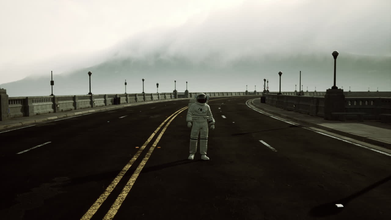 우주비행사가 도로 한가운데를  ⁇ 고 있습니다.