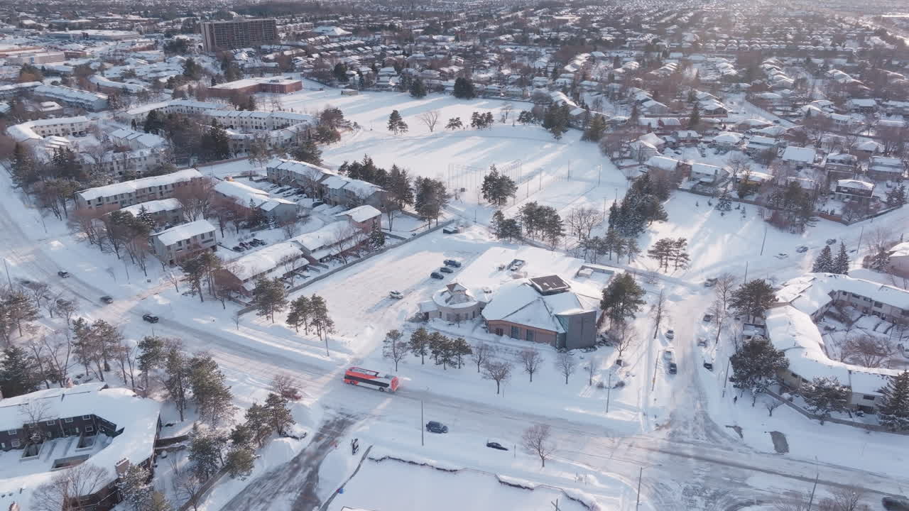 Veduta aerea innevata di Mississauga, Ontario, che mostra la tranquillità invernale.